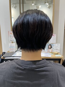 クク(coucou) 暗髪ショートボブスタイル