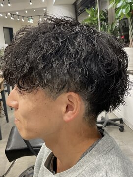 フイ 新宿3丁目(Hui) フェザーパーマ/グレーブルーカラー/刈り上げショートパンク