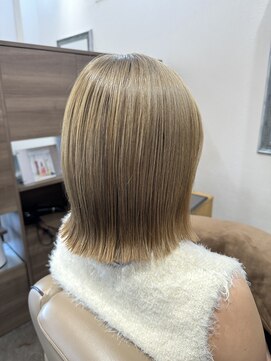 サロンドクオリア(Salon de Qualia) ハイトーンベージュ/切りっぱなしボブ