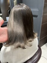 グロー(glow)&nbsp;グレージュ/グレイアッシュ/透明感/鎖骨ミディ/くびれミディ