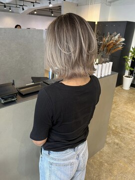 メリー オオサカ(Merly Osaka) レイヤーボブ バレイヤージュ_smoky white ash_