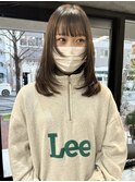 軽めミディアムレイヤー×ベージュカラー