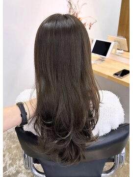 トエン(toen) 透明感たっぷりオリーブベージュ×ロングレイヤースタイル