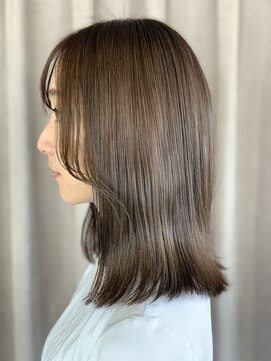 フラッシュ ヘアーアンドスキン(Flash hair&skin) ミディアム×グレージュ