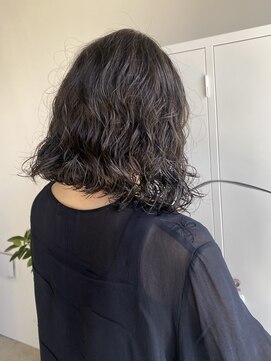 アワイ(awai) 暗めオリーブカラー重めボブなパーマスタイル