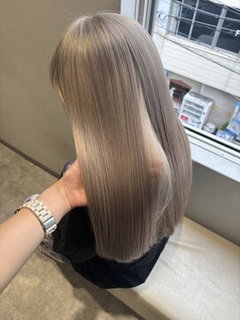 イリ 梅田(ili) グレージュ