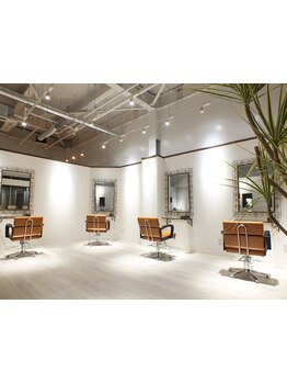 技術・接客…そして雰囲気もこだわりる『上質』な空間。フルフラットのシャンプー台でくつろぎの時間に…♪