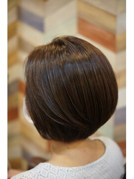 トレフル(trefle) 艶ショートボブ