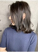 顔周りレイヤーカット外ハネワンカール×艶髪ホワイトグレージュ