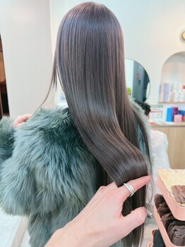 シビバイレボ(CIBI by revo)の写真/髪質改善しながらダメージ補修もする縮毛矯正が叶う。元からストレートのような自然な仕上がりに*[船橋]