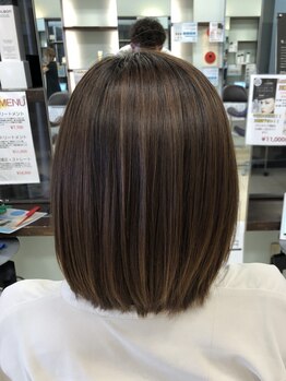 白髪染めもオシャレに染まる。髪質やダメージに合わせた施術で、お客様の魅力を引き出す艶髪に…