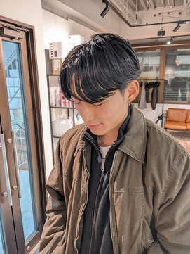 コワファーストナガサキシャンプーボーイ(COIFF1RST NAGASAKI SHAMPOO BOY) 目の上センターパート×カルマパーマ