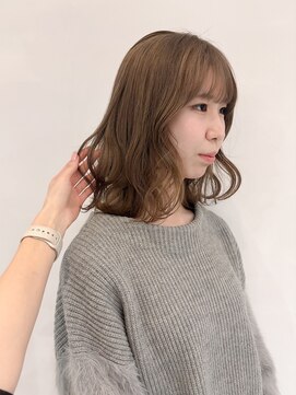 イル(ill) ミルクティーベージュ ベージュカラー ウェーブ巻き