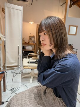 オリーブベージュ × フェイスレイヤー