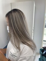 イロ 成田(iLo)&nbsp;ホワイトベージュバレイヤージュ&ツーブロック