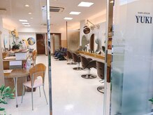 緑の多い明るい店内で心地良いサロンタイムを楽しんで。