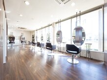 ヘアリゾート ルピア 太田(HAIR RESORT Rupiah)の雰囲気（店内は広く明るくリラックスできる空間です。）