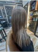 ハイライトたっぷり艶やかロングヘアー
