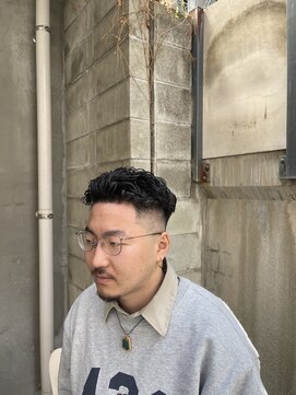 ウェルネス(Wellness) スパイラルパーマ、サイドパート、韓国マッシュ、フェードパーマ