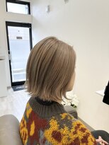 オアシス(oasis)&nbsp;前下がりレイヤーボブ　ハイトーン　ミルクティーベージュ