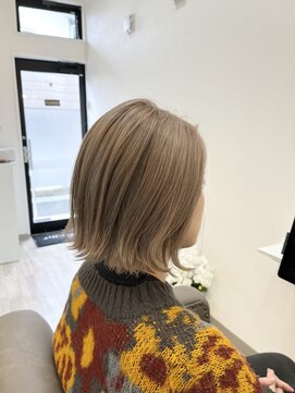 オアシス(oasis) 前下がりレイヤーボブ　ハイトーン　ミルクティーベージュ