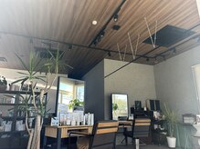 ヨーク(YOHC)の雰囲気（【店内写真２】天井も高く、シックな色合いで落ち着く店内空間）