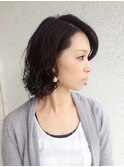 セクシーに揺れるヌーディーボブ