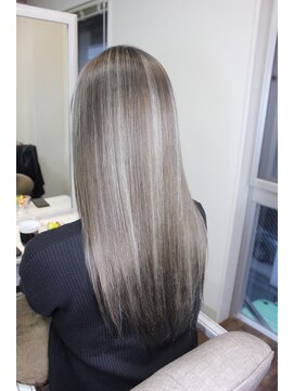 ジウ 上通り(JIU) ストレートロング×ミルクティーベージュ×ホワイトハイライト