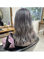 O シルバー艶髪ロング透明感ハイトーン２０代３０代巻き髪
