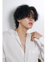 ネイビー(NAVY)&nbsp;スパイラルパーマ　センターパート　毛流れ　ニュアンスパーマ