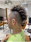 モヒカンスタイル刈り上げパーマハイライトカラー