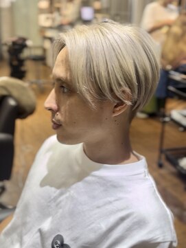 ドアベルヘアリビング(Door Bell hair Living) ホワイティーベージュ×センターパートショート