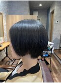 黒髪でも重く見えにくい大人ショート