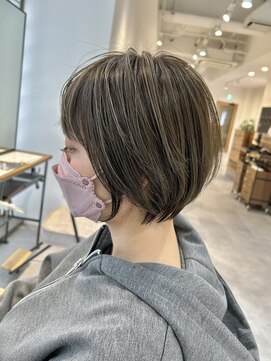 カルゥグラッシー(KALOU glassi) ショートボブ×白髪活かしハイライト