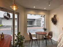ハナ(hana.)の雰囲気（自然光が心地よい空間。視線配慮可能です。）