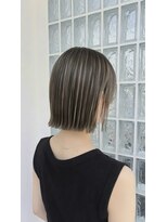 ロイロ(LoiLo) 白髪ぼかしハイライトでつくる上品ボブ【UCHI】