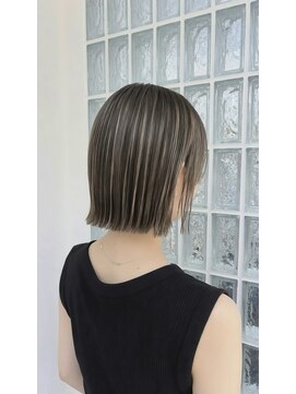 ロイロ(LoiLo) 白髪ぼかしハイライトでつくる上品ボブ【UCHI】