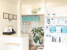 白を基調とした清潔感のある店内