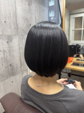 広がる癖毛を収める艶ボブ