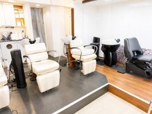 サロン ド ケーダッシュ(salon de K dash)の雰囲気(腰や首の負担を軽減できるシャンプー台です。)