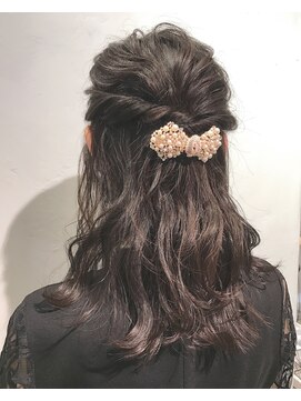 ヴァンクシー バイ ルナ(VANKCY by Luna) 【ネオリーブ プラス】抜け感ある！ツイスト ハーフアップ