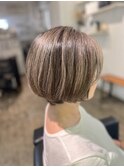 小顔ショートボブ丸みショート×アッシュオリーブ白髪ぼかし