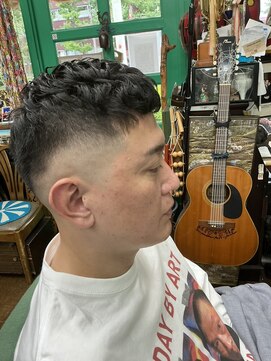 アイロンパーマ　スキンフェード