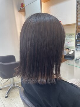 サロン ド アベニュー 外はねボブ　ぱっつんボブ　切りっぱなしボブ