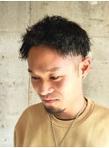 ツイストピンパーマ　刈り上げ　ツーブロックマッシュ　黒髪束感