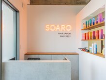 ソアロ(SOARO)の雰囲気（ネオンがポイントの受付）