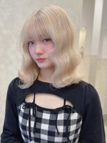 ヴィヴィッド オモテサンドウ(ViViD omotesando)&nbsp;ホワイトブロンド ハイトーンカラー ケアブリーチ 前髪カット
