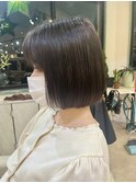 オリーブベージュ×前下がりボブ