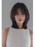 ナチュラルに動く、自然体で柔らかいミディレイヤースタイル
