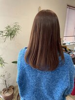 シー 岡崎(,SHE) 重さと軽さの共演。内側にまとまる、洗練されたカットライン